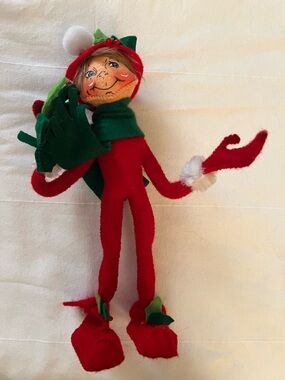 Annalee Dolls 12"  HOLLY BERRY ELF   RED Poseable Closed Mouth Green Scarf